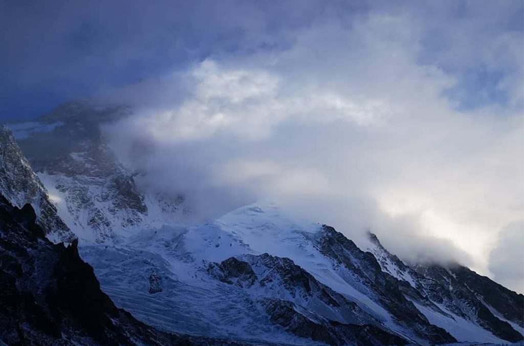 Il K2 tra le nuvole in inverno