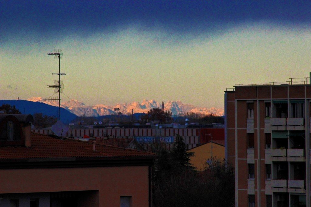 Le Dolomiti viste da Ferrara con il teleobiettivo, foto di Nevio Murli