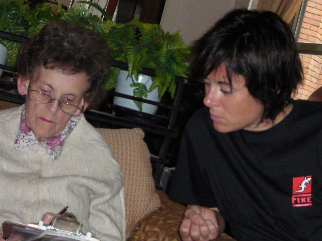 Con  Elizabeth Hawley. Foto @ Edurne Pasaban FB