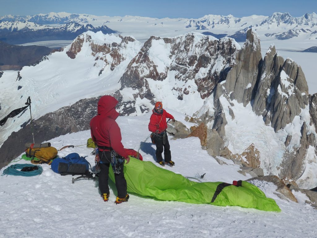 Preparazione al decollo verso Ovest - Foto Instagram Patagonia Vertical. Ph. Kico Cerda