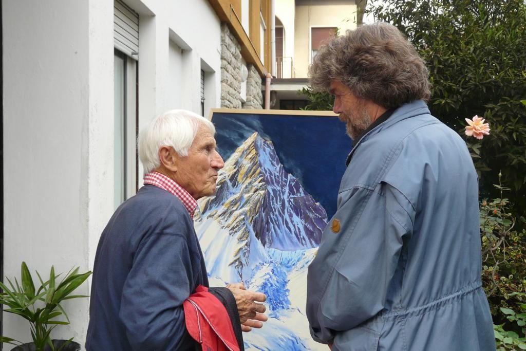 Bonatti e Messner davanti al quadro. Foto @ Fondazione Riccardo Cassin FB