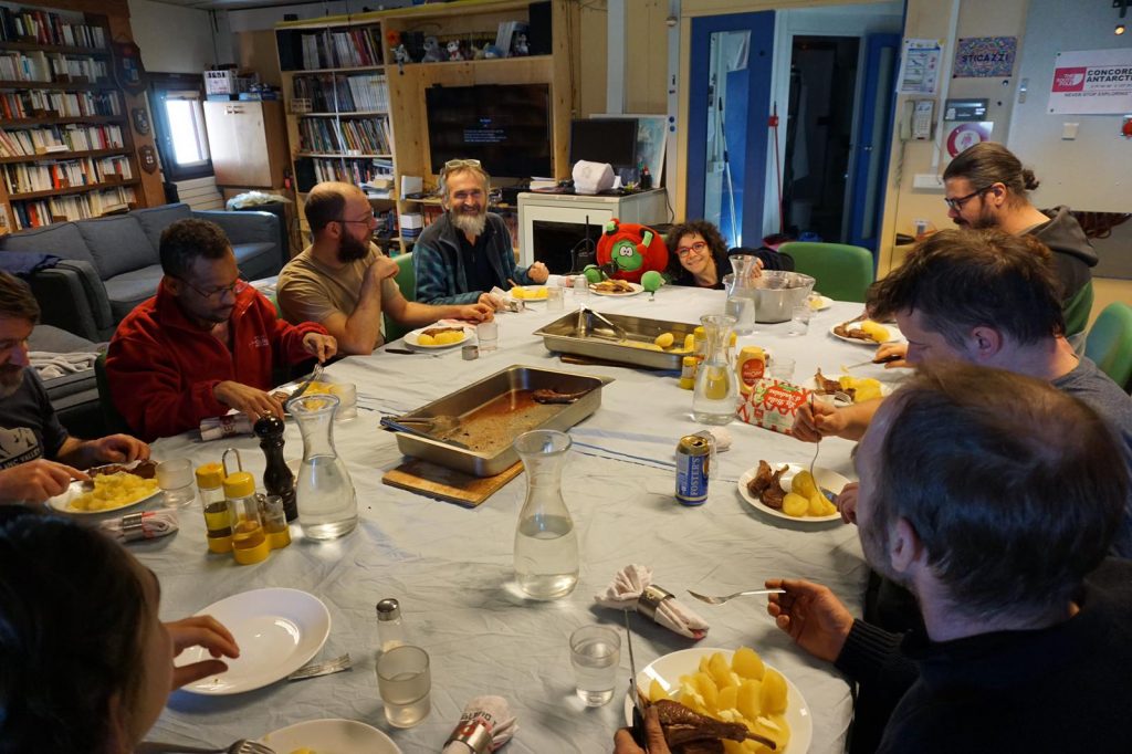 Quarto suggerimento: condividere il cibo, se si è in famiglia tutti insieme a tavola, altrimenti con cene virtuali - Foto FB Paxi
