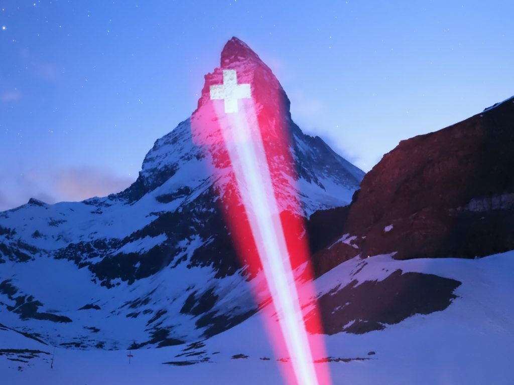 La bandiera svizzera in vetta al Cervino - Foto FB Zermatt Matterhorn