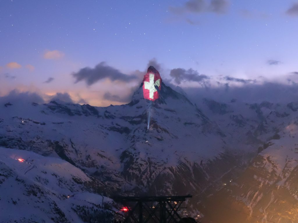 La bandiera svizzera in vetta al Cervino - Foto FB Zermatt Matterhorn