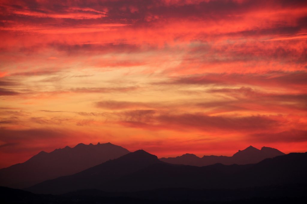 Tramonto sul Gruppo del Monte Rosa e Vallese. Fotografia di Antonio Signoriello, scattata con teleobiettivo dalla casa di Blevio - Como (Frazione Capovico)