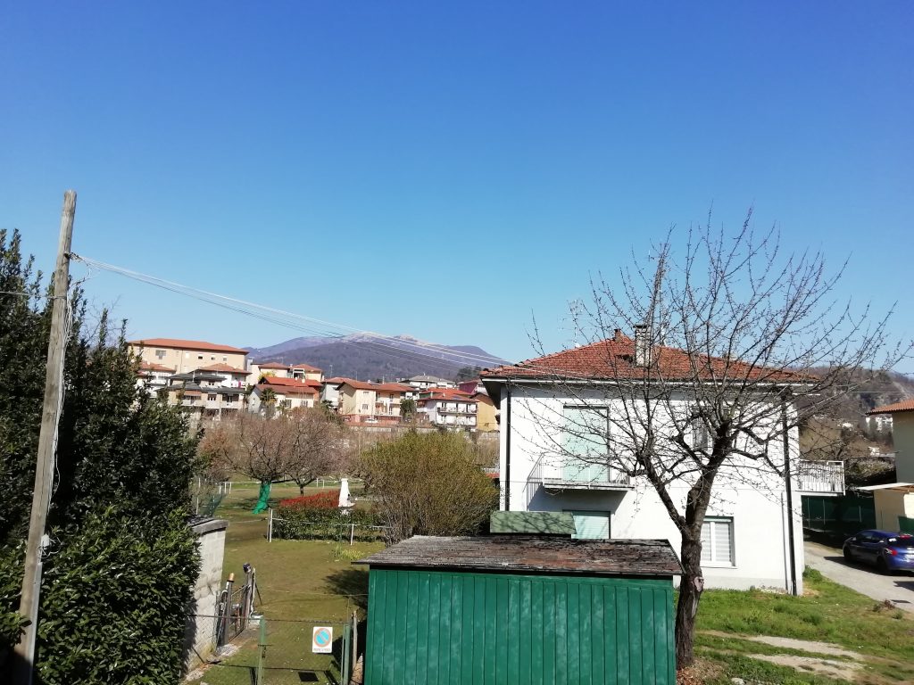 Il monte Lema dalla finestra di casa, di Valisa Claudio 