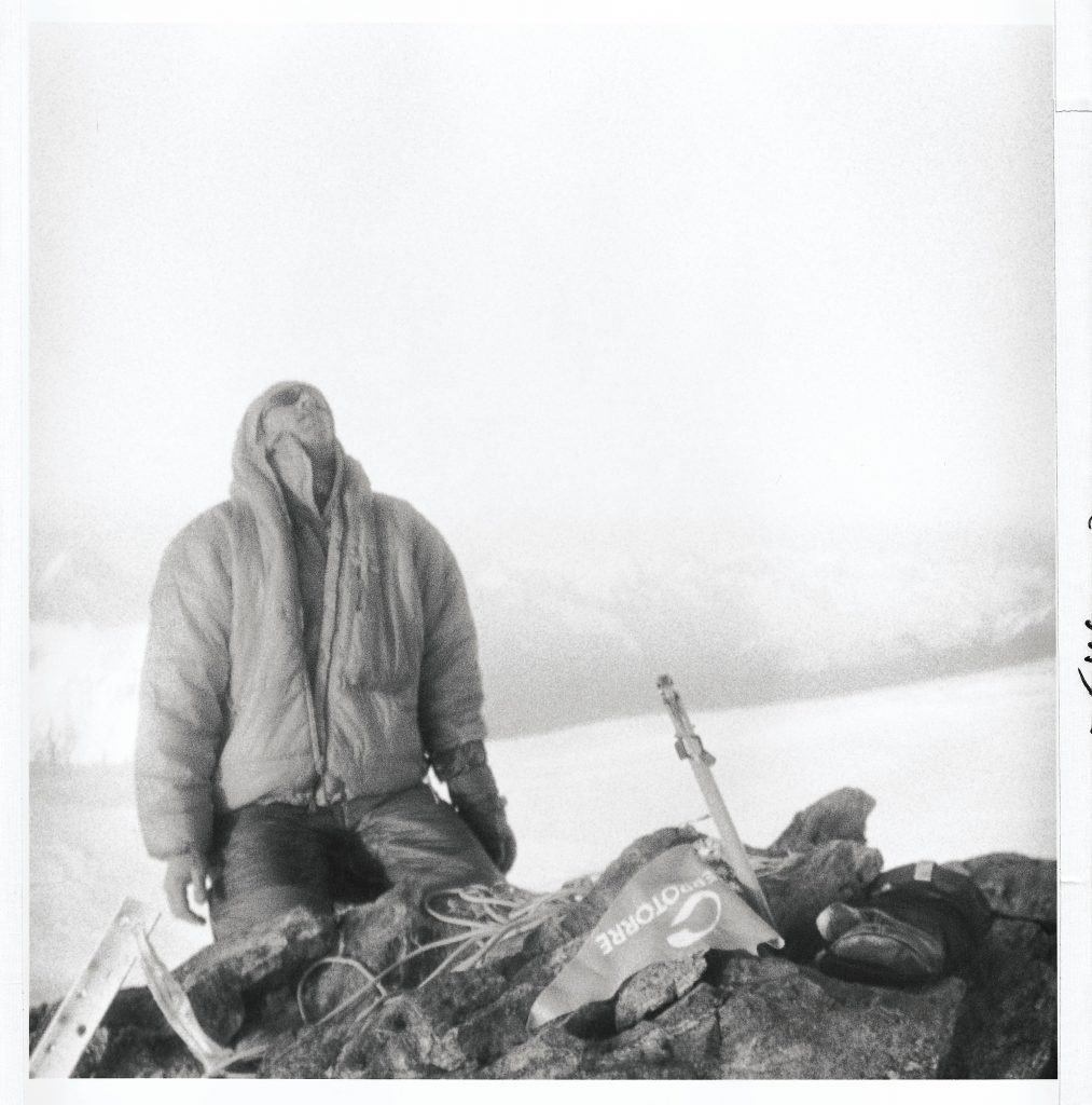 5.45pm del 6 settembre 2005, Vince Anderson in ginocchio sulla vetta del Nanga Parbat. Foto Steve House