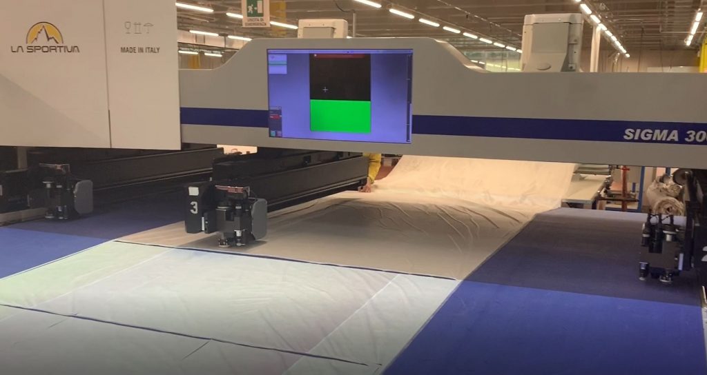 Fasi di produzione di mascherine presso lo stabilimento de La Sportiva in Val di Fiemme - Foto La Sportiva