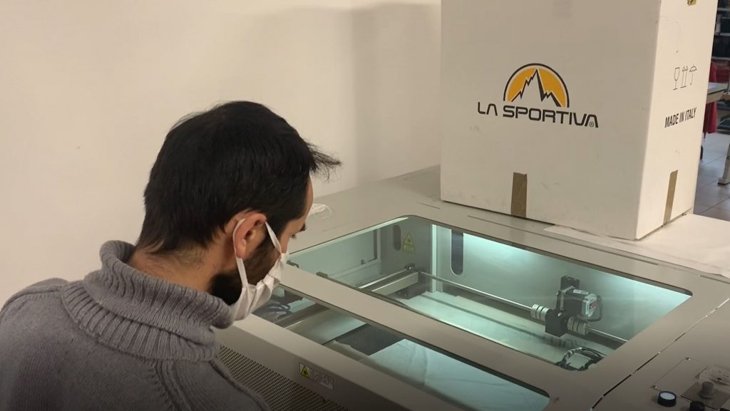 In pochi giorni si è passati dalla messa a punto dei prototipi alla produzione di mascherine - Foto La Sportiva