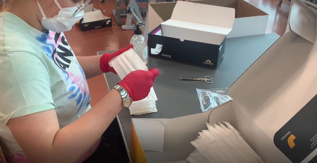 Produzione di mascherine presso lo stabilimento de La Sportiva in Val di Fiemme - Foto La Sportiva