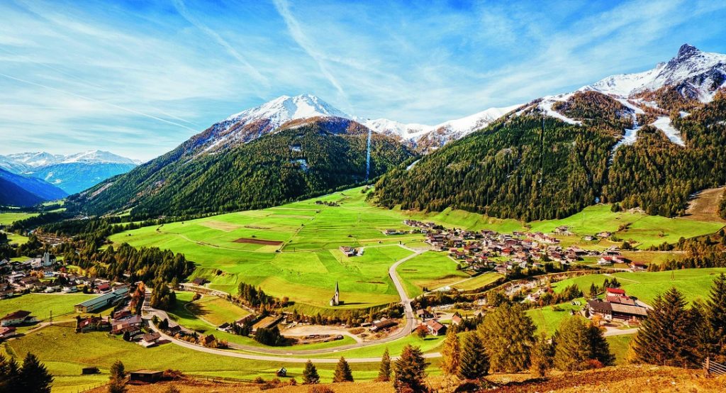 Una veduta di Kals (1324 m), ai piedi meridionali del Großglockner (3798 m), in Osttirol. Foto @ iStock/Getty