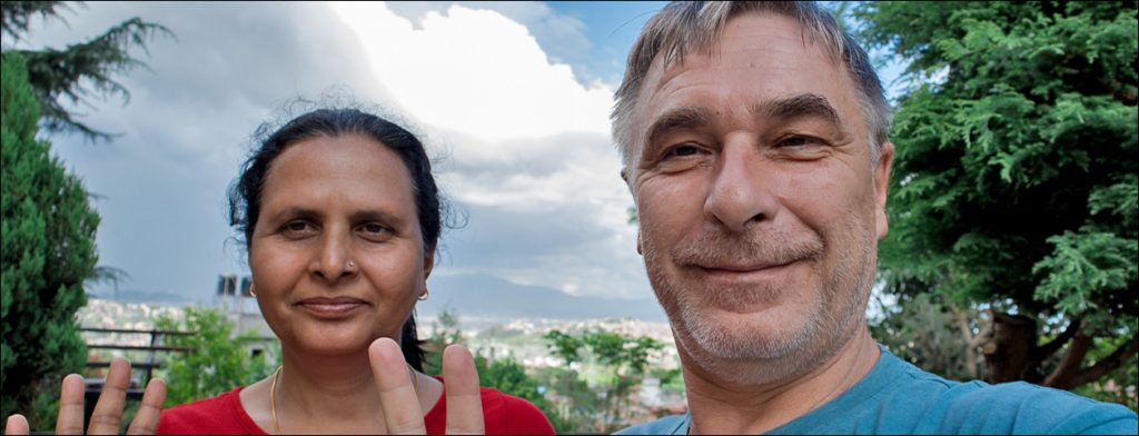 Nayo Eller con sua moglie Manju Baral