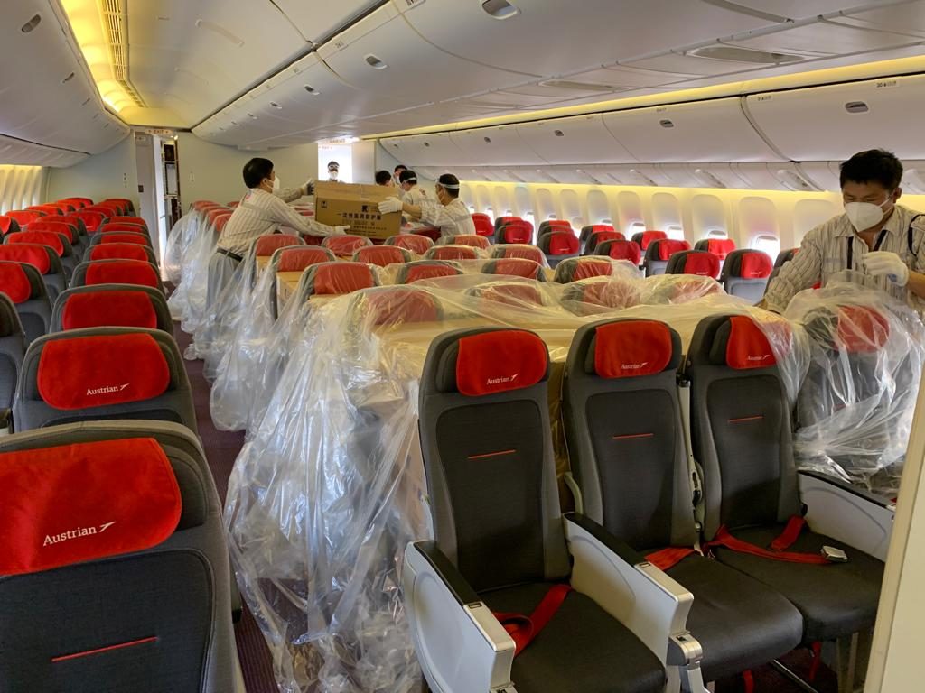 I Boeing della Austrian Airline sono stati convertiti ad aerei da carico per il trasporto del materiale sanitario - Foto Ufficio Stampa Salewa - Oberalp Group
