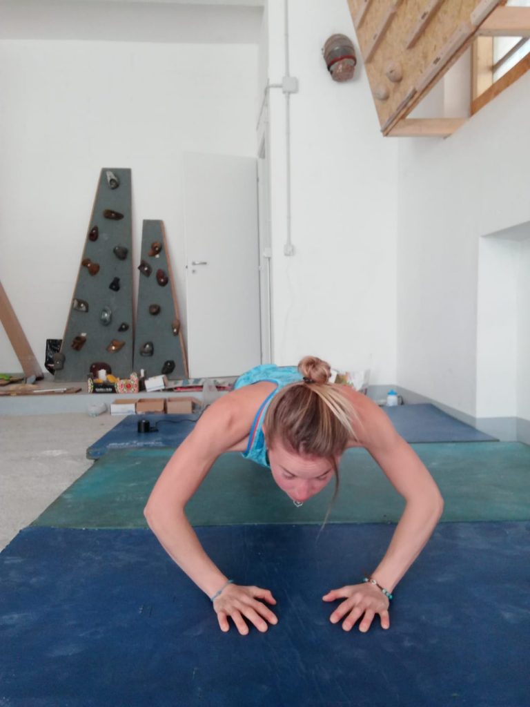 Piegamenti con mani più strette rispetto alle spalle