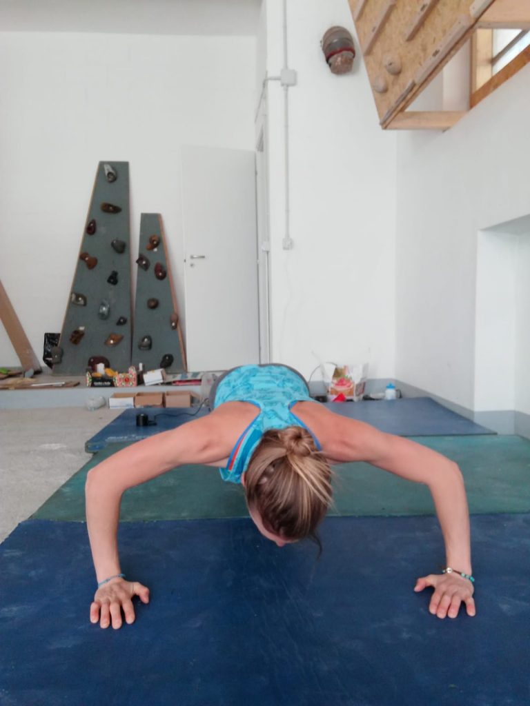 Piegamenti con mani più larghe rispetto alle spalle