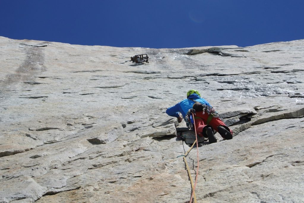 Il compressore sul Cerro Torre. Foto @ Matteo Della Bordella