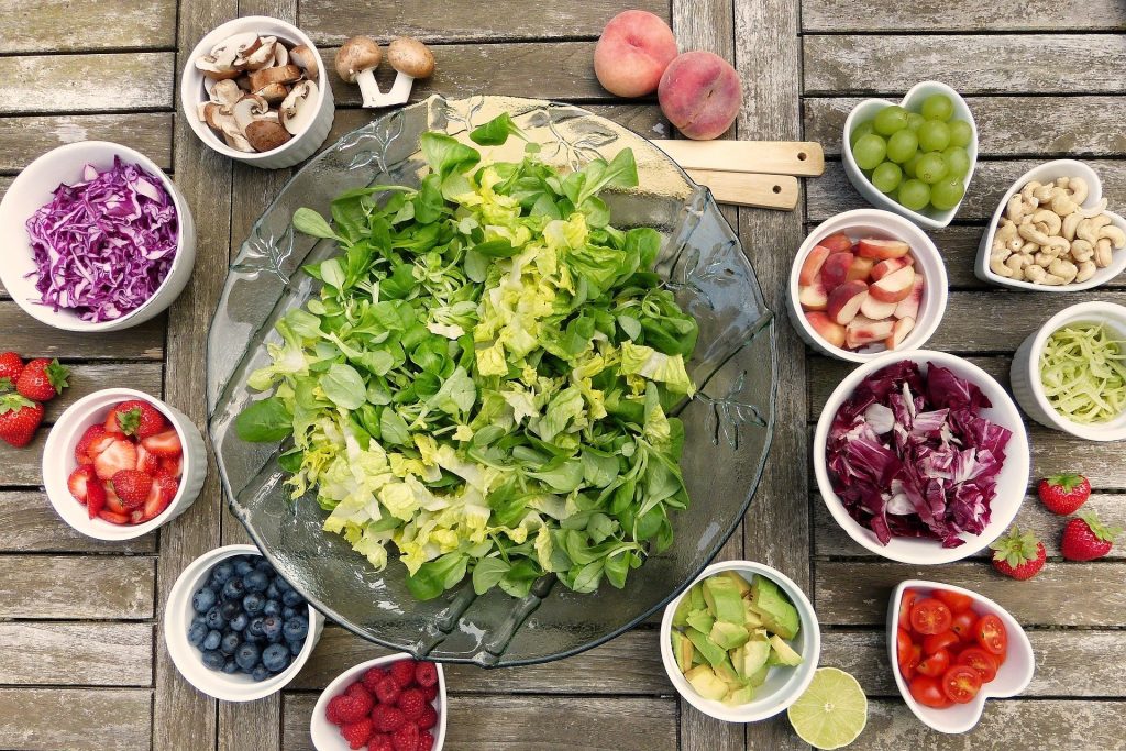 Le insalatone possono essere un utile strumento per combattere la fame