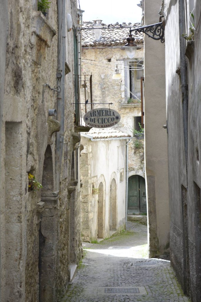 Vicoli di Castel San Vincenzo, Molise - Foto FB Castel San Vincenzo