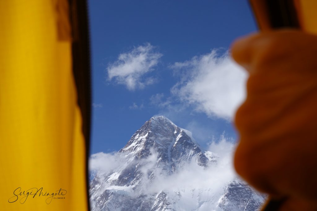 K2 visto dal campo 2 del Broad Peak. Foto archivio Sergi Mingote