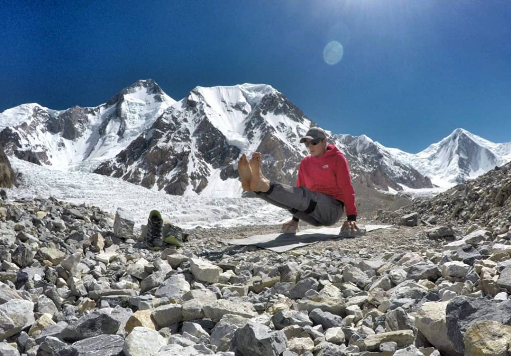 Yoga al campo base del Gasherbrum IV. Foto archivio David Göttler 