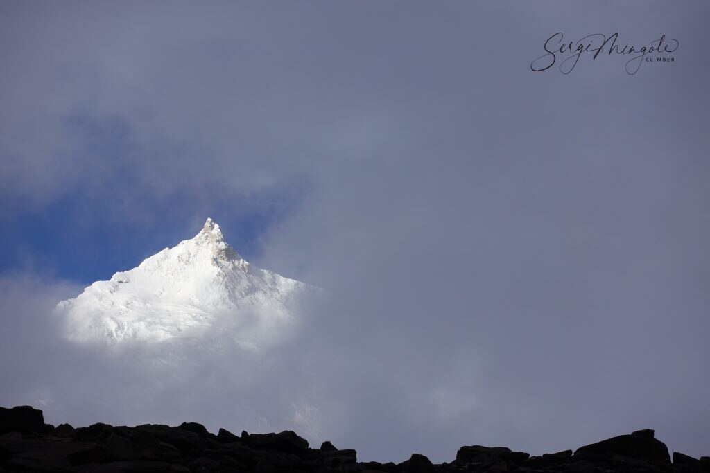 Il Manaslu, tra le nuvole. Foto archivio Sergi Mingote