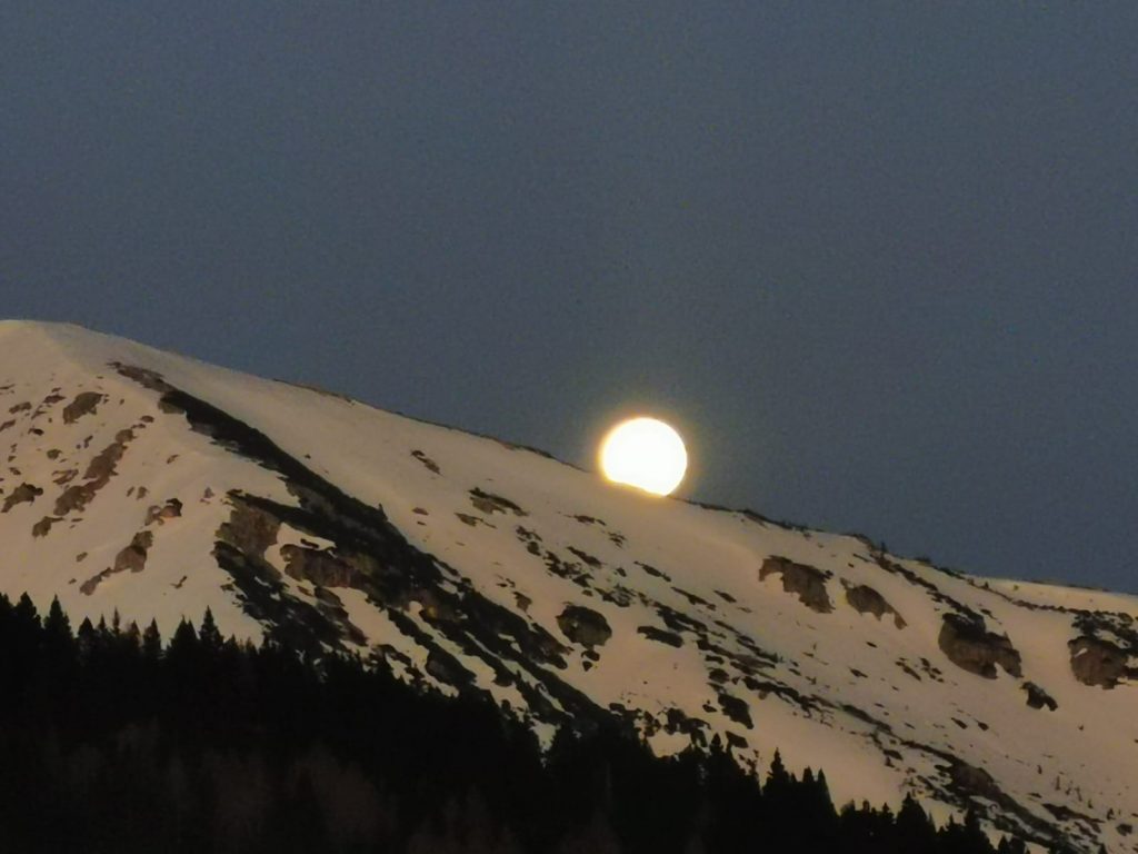 La Superluna spunta dietro le vette dell