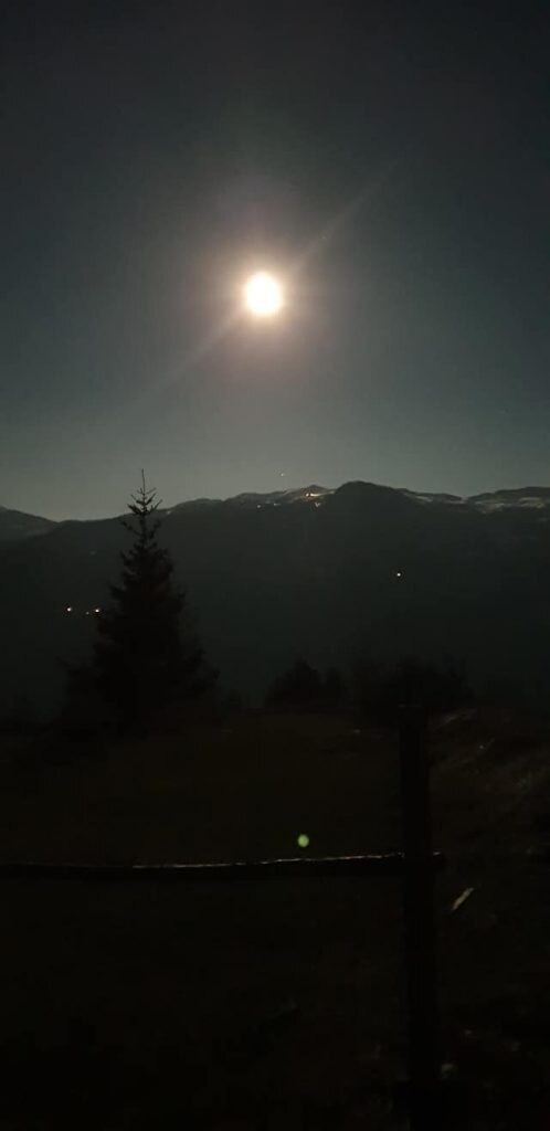 Superluna su Oulx - Foto FB @Rifugio La Chardouse "Vazon"