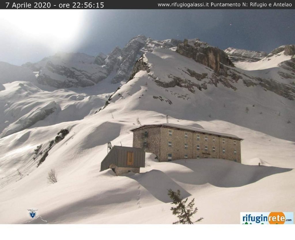 Dolomiti bellunesi illuminate a giorno - Webcam Rifugio Galassi, monte Antelao, Dolomiti Bellunesi - Foto FB Massimo Boscolo