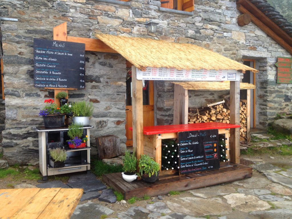 Il bar del rifugio Barba Ferraro, foto di William Basilico