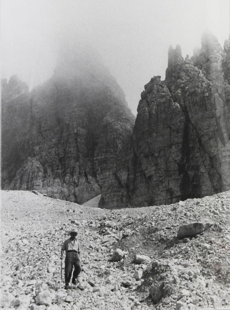 Dino Buzzati tra le Dolomiti di Brenta. Foto Rolly Marchi