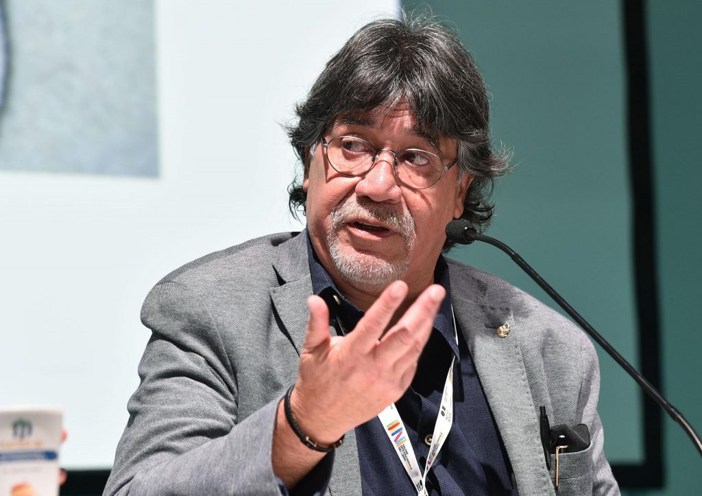 Lo scrittore Luis Sepúlveda durante il secondo giorno di apertura della 32/a edizione del Salone Internazionale del Libro di Torino presso l