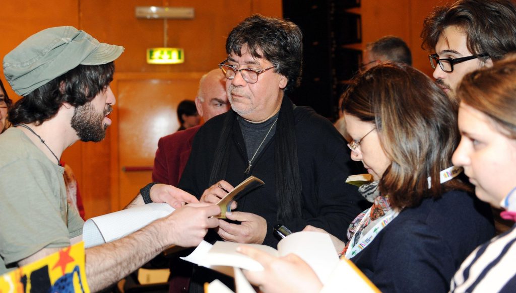 Luis Sepúlveda durante il XXVI Salone internazionale del Libro al Lingotto, Torino,16 maggio 2013 - Foto ANSA/ ALESSANDRO DI MARCO