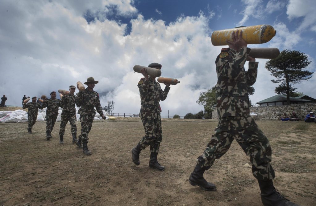 Esercito nepalese impegnato nella campagna di pulizia dell