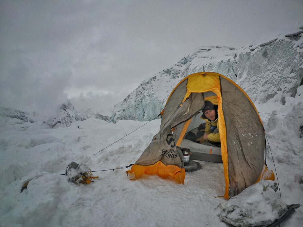 David in tenda durante la spedizione allo Shisha Pangma. Foto archivio David Göttler 