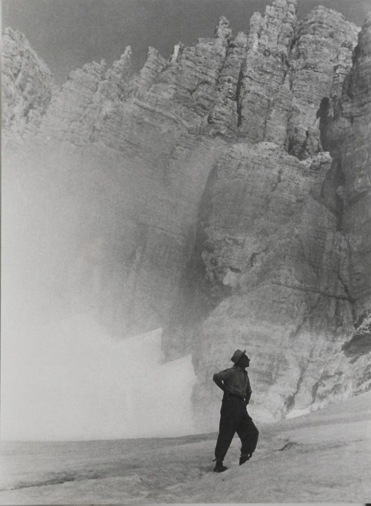 Dino Buzzati tra le Dolomiti di Brenta. Foto Rolly Marchi