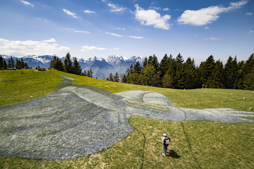 Lavori in corso sulla collina di Leysin - Foto Saype Artiste