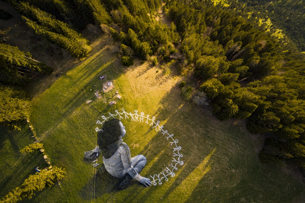 Luci del tramonto su "Beyond crisis" - Ph. Valentin Flauraud per Saype