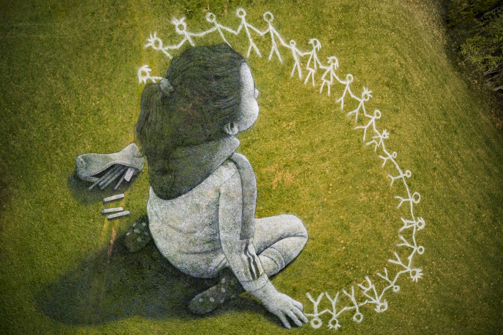 La bimba protagonista della spettacolare land art di Saype "Beyond crisis" - Ph. Valentin Flauraud per Saype