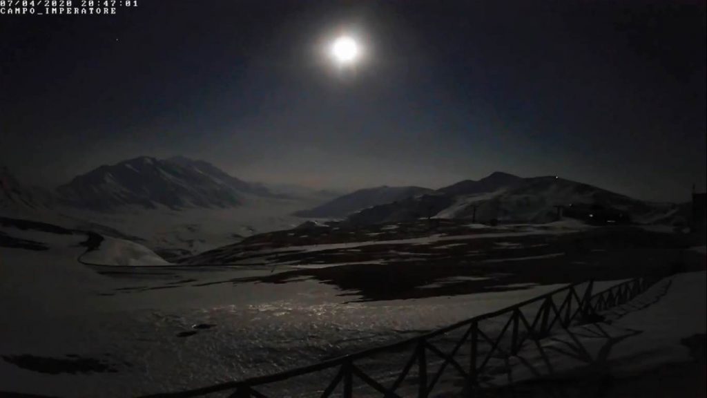 Ore 20:47 - Webcam di Campo Imperatore (AQ) -Vi consigliamo di visionare il video completo della Superluna, della durata di ben 2 ore e mezza sulla pagina FB @Meteo AQ Caput frigoris