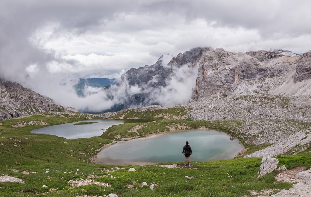 4 maggio 2020, inizia la fase 2 della gestione della pandemia. Le regole impongono di non poter ancora andare in montagna. Stefano Ardito ne parla nell'articolo: Fase 2: dal 4 maggio sentieri e montagne ancora chiusi, che errore professor Conte!