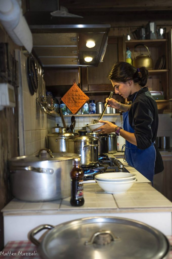 In cucina. Foto Facebook rifugio Franchetti