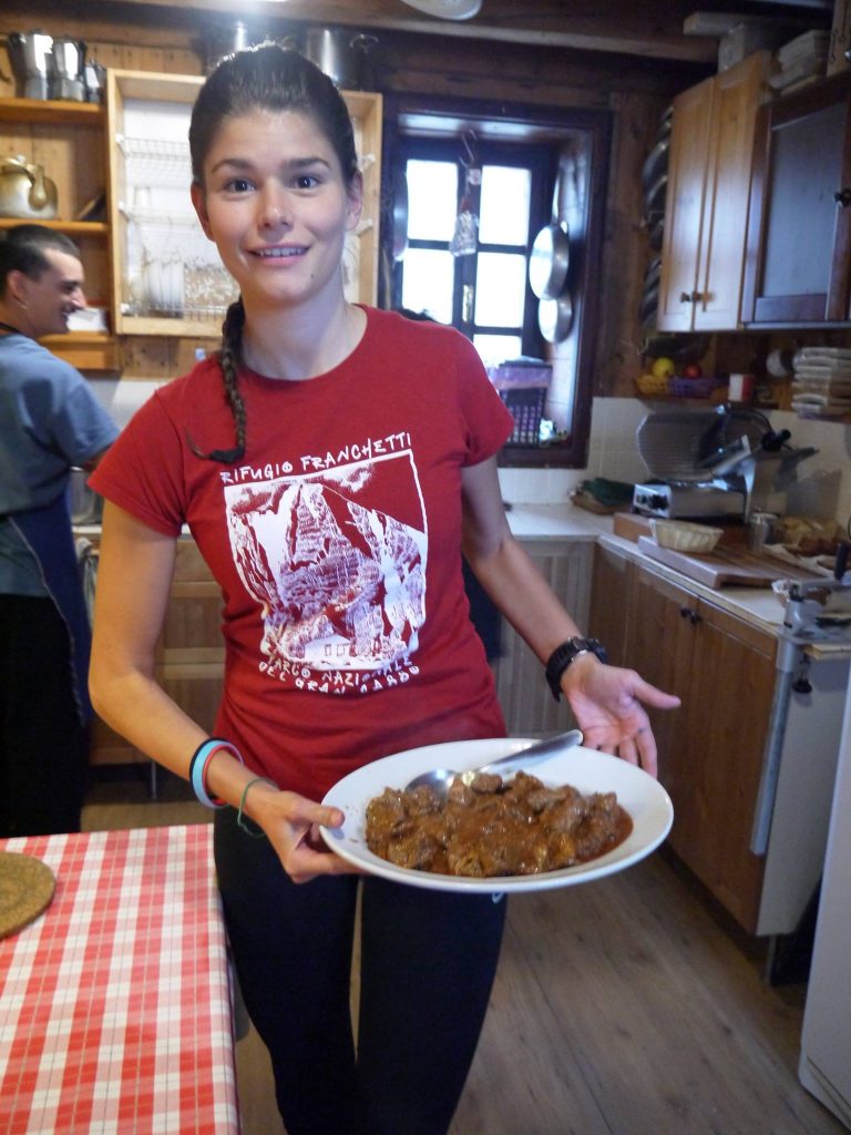 In cucina. Foto Facebook rifugio Franchetti