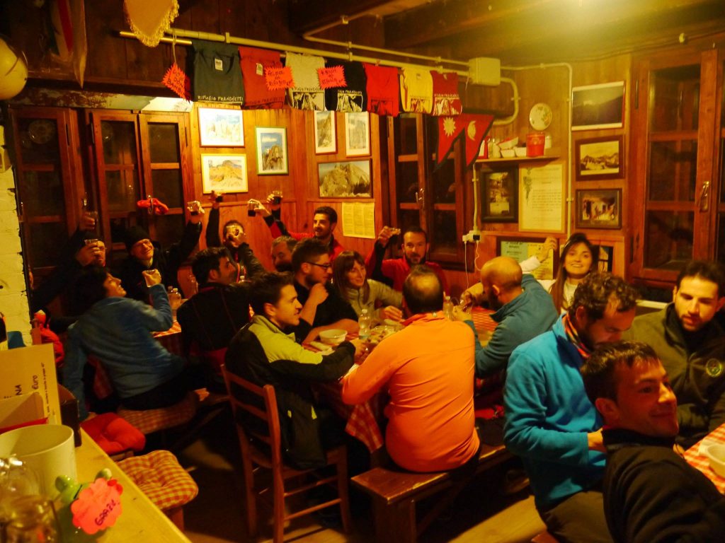 Una normale serata nella sala del Franchetti. Foto Facebook rifugio Franchetti