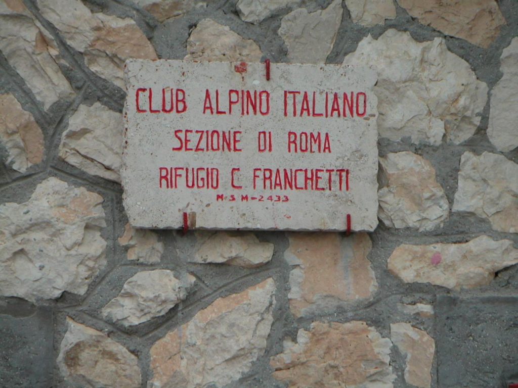 La targa del Franchetti. Foto Facebook rifugio Franchetti