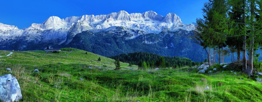 Il Canin dopo il tramonto dal Montasio. Foto di Claudio Costerni