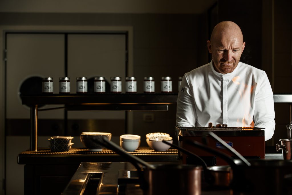 Alfio Ghezzi nella cucina del nuovo ristorante al Mart di Rovereto