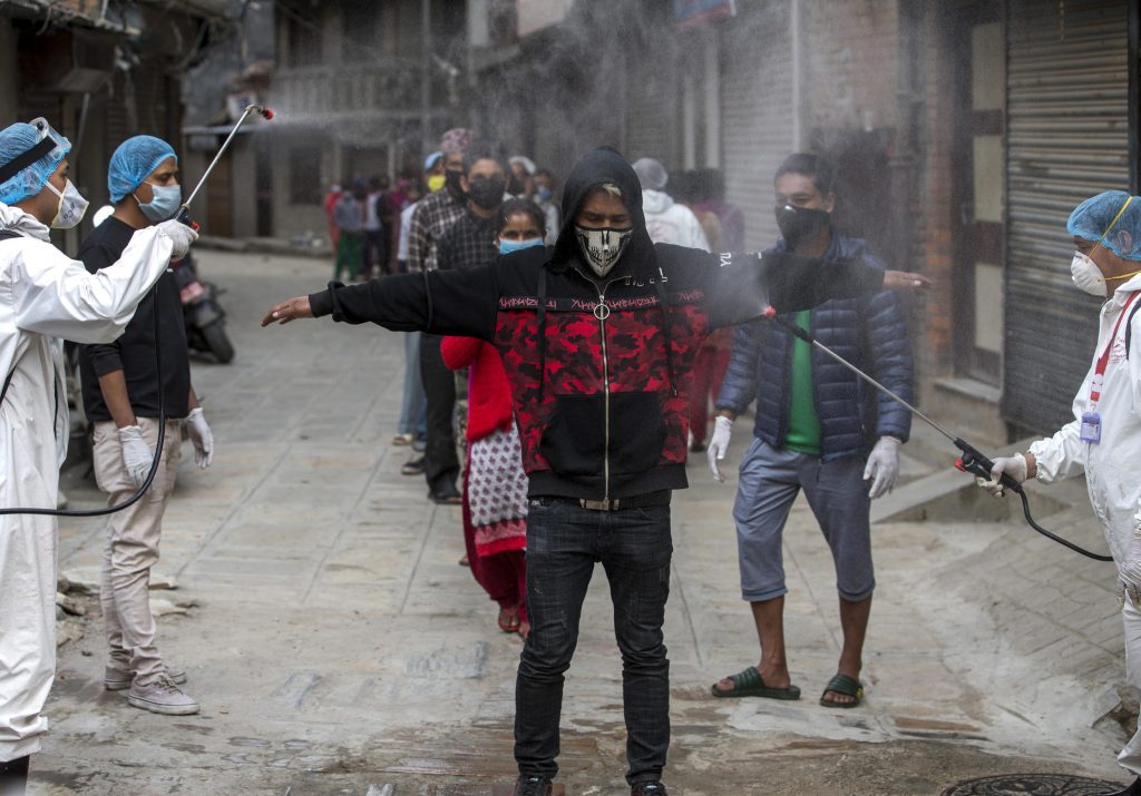 Operazioni di disinfezione a Kathmandu durante il lockdown. Foto @ ANSA EPA/NARENDRA SHRESTHA