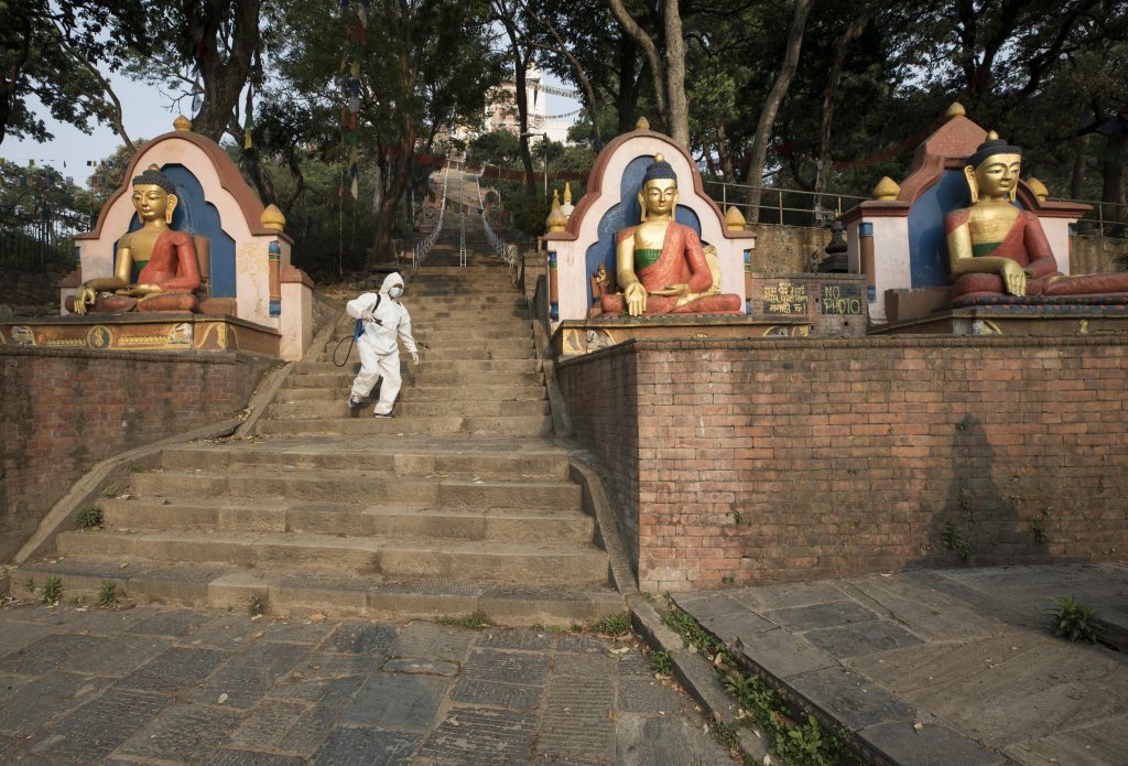 Operazioni di disinfezione a Kathmandu durante il lockdown. Foto @ ANSA EPA/NARENDRA SHRESTHA