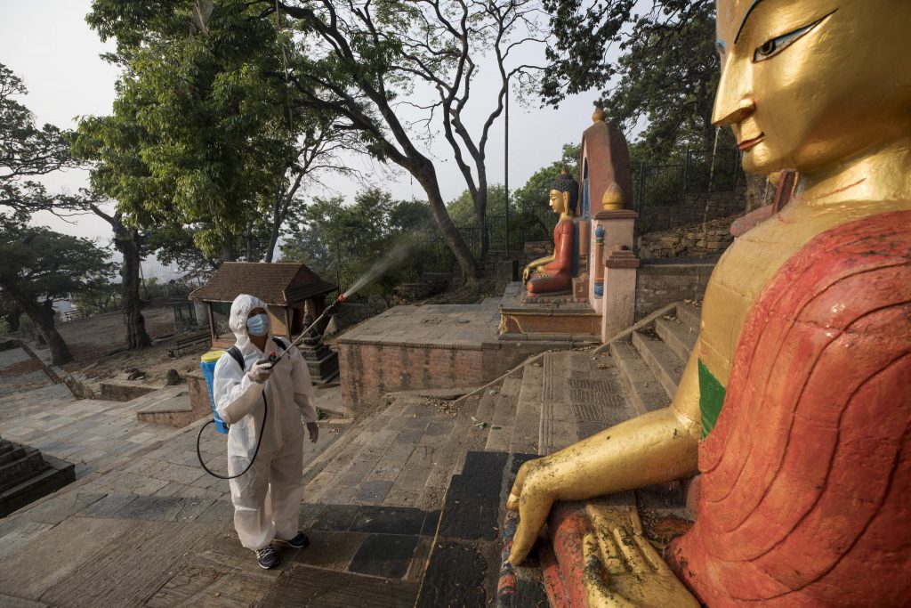 Operazioni di disinfezione a Kathmandu durante il lockdown. Foto @ ANSA EPA/NARENDRA SHRESTHA