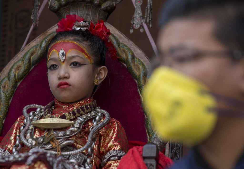La Kumari, la dea bambina, a Kathmandu durante il lockdown. Foto @ ANSA EPA/NARENDRA SHRESTHA
